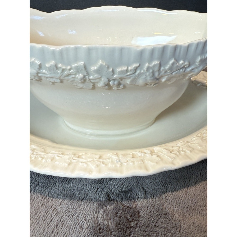 Wedgwood Embossed Queen's‎ Ware Gravy Sauce Boat w Underplate Cream on Cream #2 - Picture 6 of 10